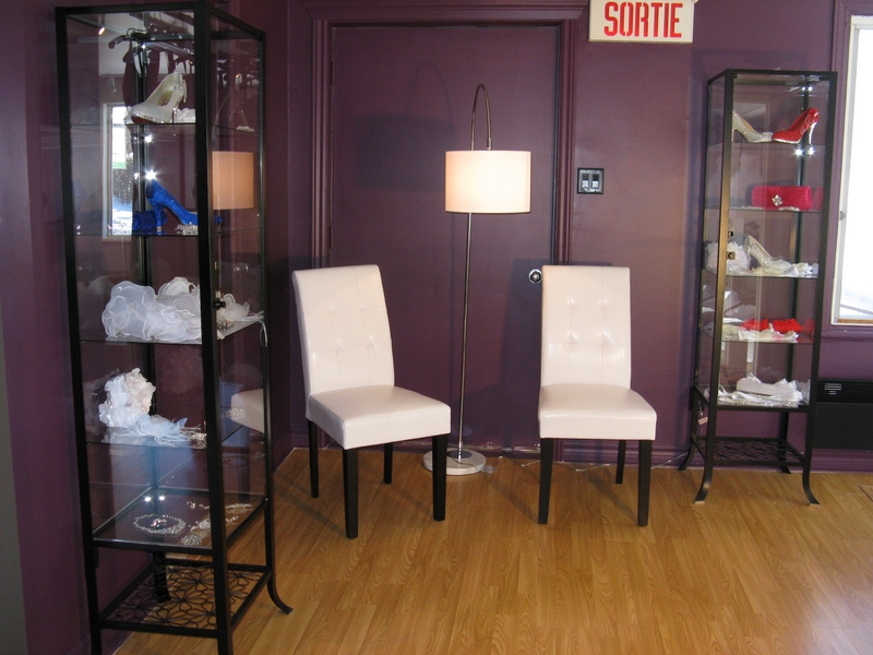 Salle d'essayage avec chaise d'attente et accessoires salle d'essayage avec chaise d'attente et accessoires