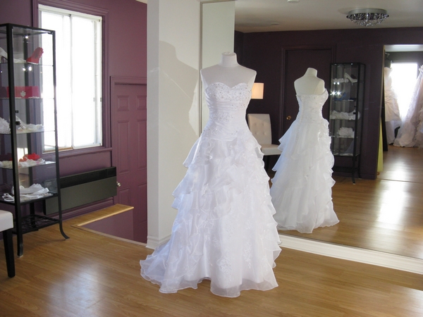Salle d'essayage avec robe en démonstration Salle d'essayage avec robe en démonstration
